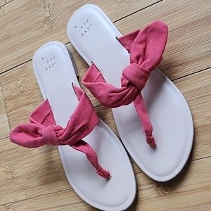 Woman's red tie bow sandal 6 1/2